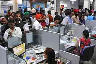 Heavy rush of customers at an SBI branch in Chandigarh. (Keshav Singh/Hindustan Times via GettyImages)