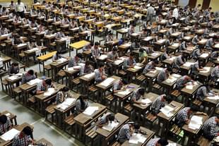 Students at a classroom in Indore. (Arun Mondhe/Hindustan Times via GettyImages) 