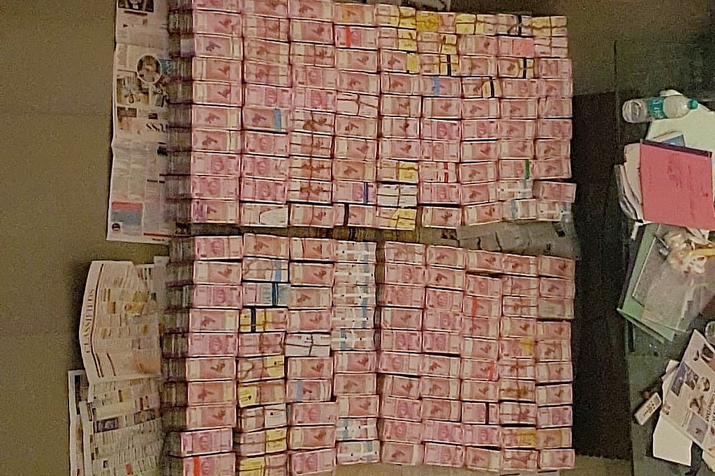 Cash seized during a raid. (pic via Twitter)