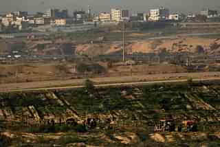 Israeli military vehicles along the Gaza border fence in 2009 (Spencer Platt/Getty Images)