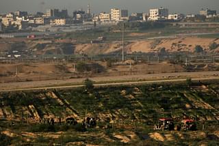 Israeli military vehicles along the Gaza border fence in 2009 (Spencer Platt/Getty Images)
