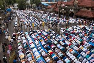 Muslims offering namaz on the road outside Bandra railway station in Mumbai, Maharashtra. (Satish Bate/Hindustan Times via Getty Images)