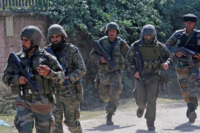  Army soldiers arrive at the site of gunfight. (Waseem Andrabi/Hindustan Times via Getty Images)