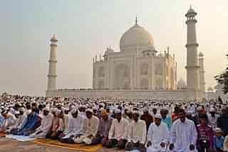 Muslims offer prayers at the Taj Mahal. (pic via Twitter)