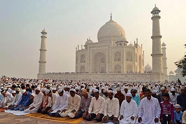Muslims offer prayers at the Taj Mahal. (pic via Twitter)