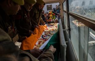 Indian police officers carry the coffin. (Yawar Nazir/Getty Images)