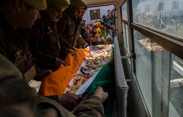 Indian police officers carry the coffin. (Yawar Nazir/Getty Images)