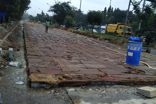 Road being given a layer of concrete in Bengaluru (<a href="https://twitter.com/Yuvaraj00961328">@<b>Yuvaraj0096132</b></a>/Tettier)