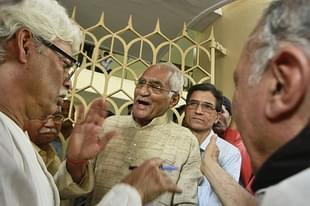 Erstwhile Sahitya Akademi Chief talking to protesters who claimed intolerance was rising (Sanjeev Verma/Hindustan Times via Getty Images)