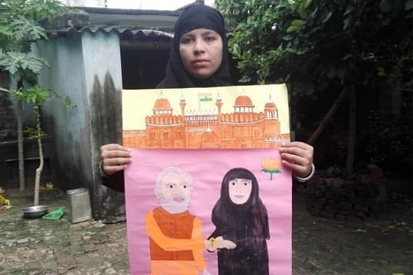 The victim holding one of her paintings (Navbharat Times)