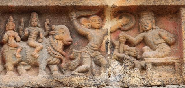 Meiporul Nayanar panel: The Nayanar is fatally wounded; the bodyguard rushes to kill the fake monk; even as he is dying, the Nayanar stops his bodyguard from attacking his the murderer.&nbsp;
