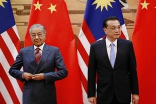 Mahatir Mohamed (L) with Chinese Premier Li Keqiang (R). (pic via Twitter)
