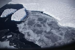Ice floats near the coast of West Antarctica as viewed NASA air plane (Mario Tama/Getty Images)