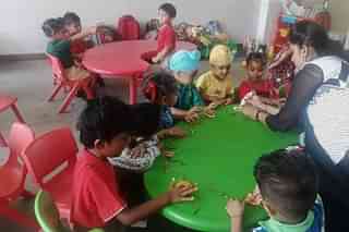 Students making rakhi in a school (SchoolRadcliffe/Twitter)