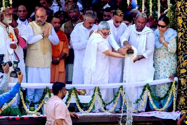 Vajpayee’s daughter and son-in-law immerse his ashes.