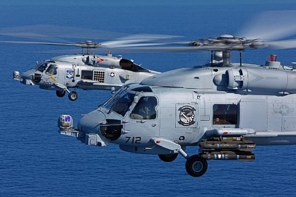 A pair of US Navy Sikorsky MH-60R Seahawks, NE 712 166556 and NE 700 166541 of HSM-77 ‘Sabrehawks’, cruise over the Pacific Ocean (Pic: www.livefistdefence.com)