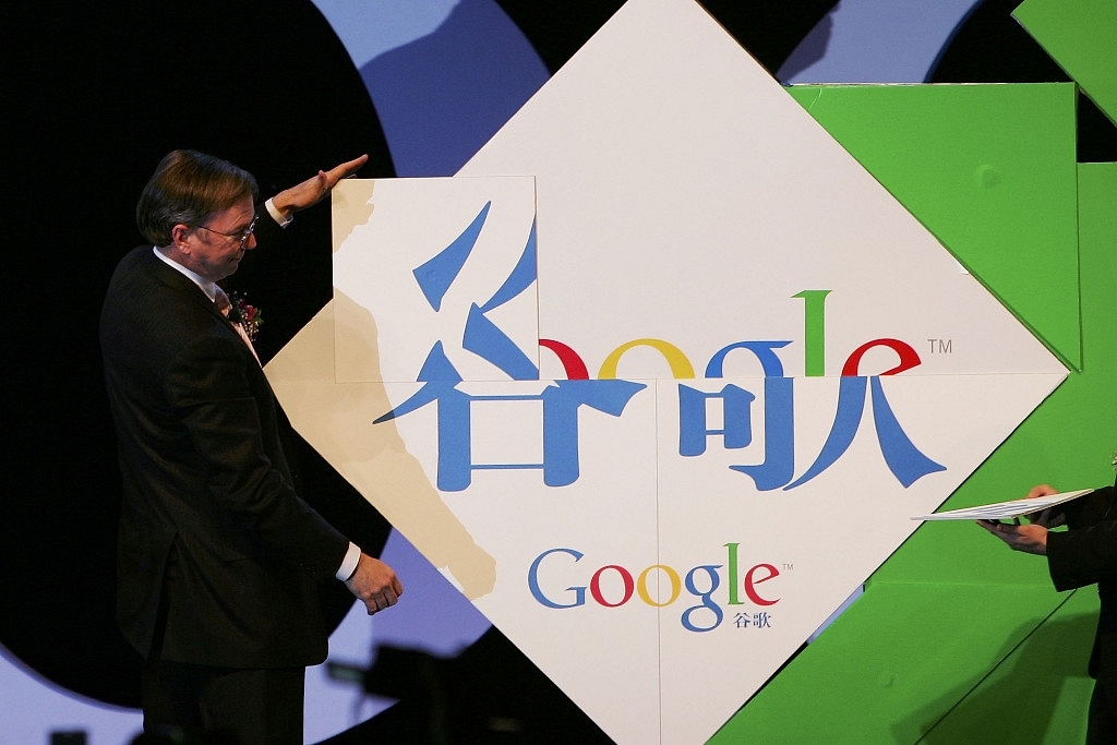 Google chief executive Eric Schmidt spells Chinese characters ‘Gu Ge’. (Guang Niu/Getty Images)