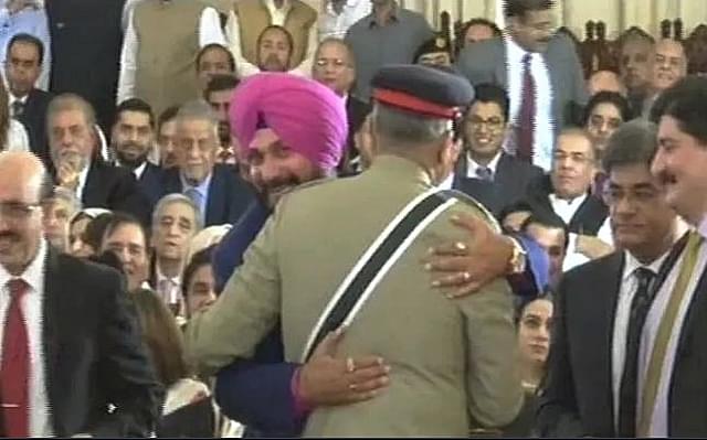 Navjot Sidhu hugging the Pakistan Army chief (@Chellany/Twitter)