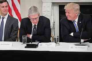 Apple Inc CEO Tim Cook (L) and US President Donald J Trump (R) (Photo by Chip Somodevilla/Getty Images)