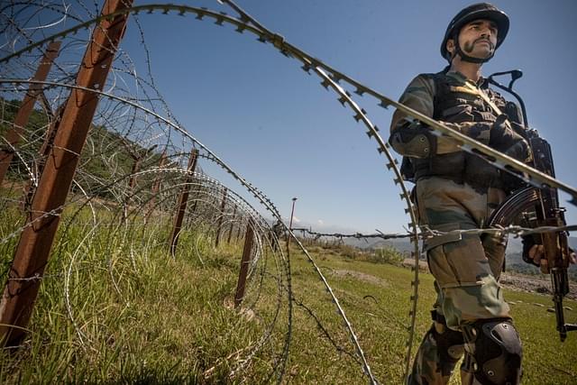 An Indian Army soldier patrols on  LOC  in Chakan-da-Bagh area near Poonch, India. (Gurinder Osan/Hindustan Times via GettyImages)&nbsp;