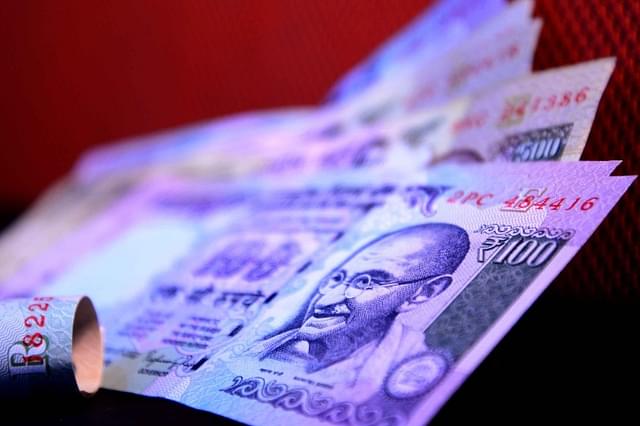A bundle of Rs 100 currency notes. (Ramesh Pathania/Mint via GettyImages)&nbsp;