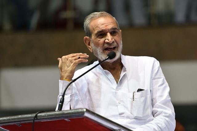 Congress leader Sajjan Kumar in a protest at Talkatora Stadium on July 31, 2018 in New Delhi, India. (Photo by Sanchit Khanna/Hindustan Times via Getty Images)