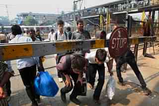 The Level Crossing Gate has been closed since long but people still cross tracks at Kandivali station on Tuesday. (Sattish Bate/Hindustan Times via Getty Images)&nbsp;