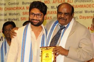 Jignesh Mevani and former Justice C S Karnan during the All India Dalit Youth Conference at Uttam Mancha in Kolkata. (Samir Jana/Hindustan Times via Getty Images)