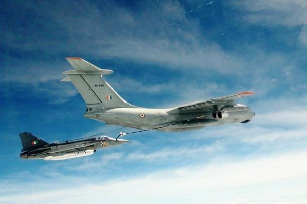 Tejas refuelling from an Il-78 tanker of the Indian Air Force. 