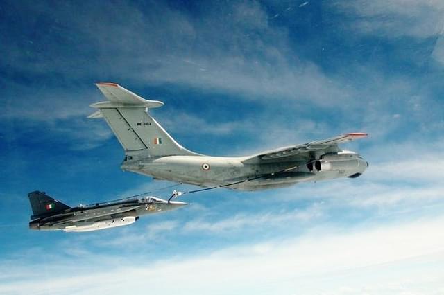 Tejas refuelling from an Il-78 tanker of the Indian Air Force.&nbsp;