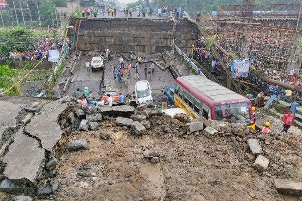The collapsed bridge in Kolkata (@INCWestBengal/Twitter)