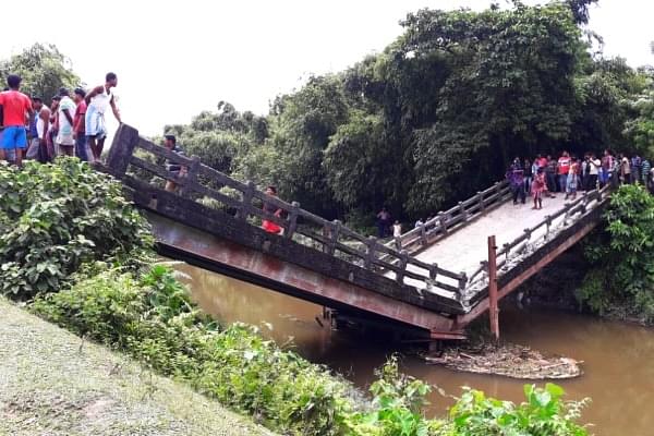 Collapsed bridge in Siliguri (@RC_Abhijit/Twitter)