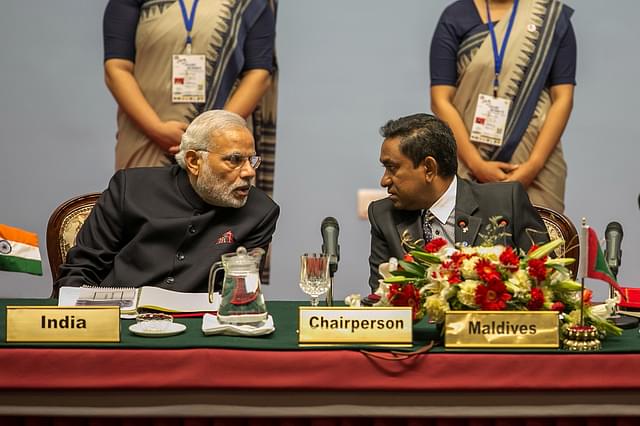 Narendra Modi, Prime Minister of India, speaks to Abdulla Yameen, President of the Maldives during the inaugural session of the 18th SAARC Summit. (Narendra Shrestha - Pool/Getty Images)&nbsp;