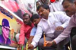 People pay tributes to the victims of the blasts in Hyderabad. (pic via Twitter)