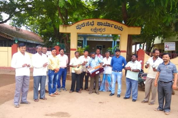 The officials and their ‘bhajana mandali’ outide the Municiapl Council office. 