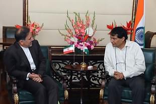 Abbas Akhoundi, Minister of Road & Urban Development, Iran (Left) and Commerce and Industry Minister Suresh Prabhu (Right) during a meeting (Twitter)