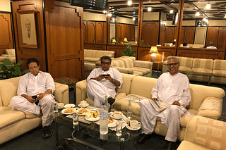 Arif Alvi (Extreme Right), smiles in the picture. Along with him at extreme left is Imran Khan, PM of Pakistan.&nbsp; (@ArifAlvi/Twitter)