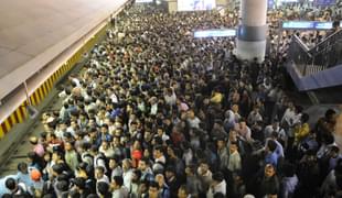 A heavy crowd of passengers at the Delhi Metro’s Rajiv Chowk station. (Sunil Saxena/HindustanTimes via Getty Images)