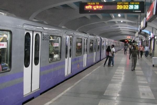 A train on the North South line of the Kolkata Metro (Naikshewta/Wikimedia Commons)
