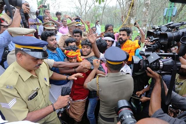 Kerala Police clashes with devotees as the protests against SC verdict continue. (Vivek Nair/Hindustan Times via Getty Imagess)