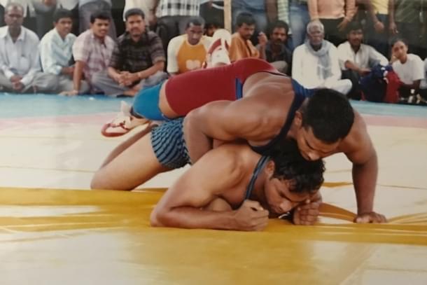 A point kusti session in progress. Point kusti is played on a mat against nada kusti which is played on ‘matti’ (mud), with shoes and prescribed uniform. 