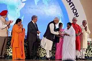 Mata Amritanandamayi getting felicitated by PM Modi in the presence of UN Secretary General António Guterres (Pic:<a href="https://twitter.com/Amritanandamayi">@<b>Amritanandamayi</b></a>/Twitter)