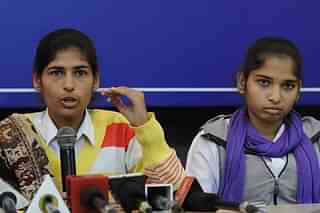 Rohtak sisters, Pooja and Aarti addressing a press conference in New Delhi. (Mohd Zakir/Hindustan Times via Getty Images)&nbsp;