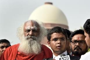 Nirvani Ani Akhara’s Mahant Dharam Das, who filed the case in Ramjanmabhoomi case, speaks to media personnel on 27 April 2018  (Photo by Sushil Kumar/Hindustan Times via Getty Images)