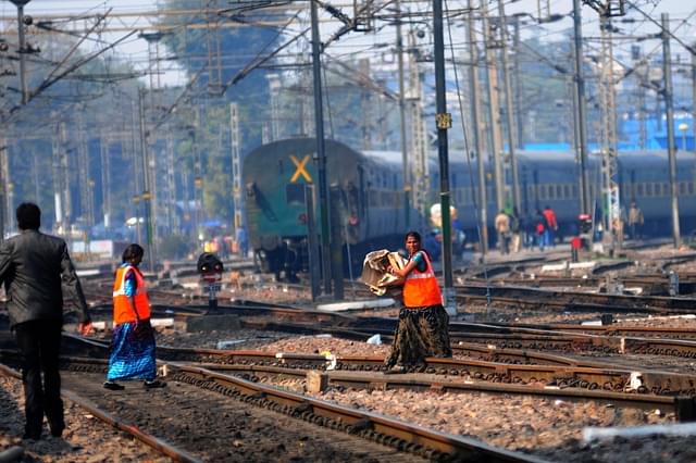 Railway Workers (Ramesh Pathania/Mint)&nbsp;