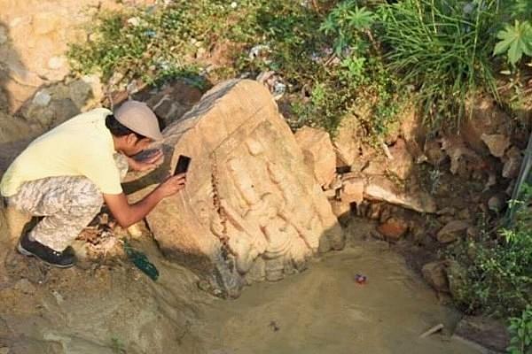An image of the hero-stone discovered near Begur Lake (Harsha RA/Facebook)