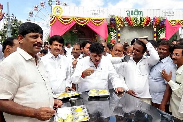 Minister DK Shivakumar inaugurated an ‘Indira Canteen’ at Kanakapura. MP DK Suresh, MLC S Ravi, district leaders and officials were also present. (DKShivakumar/Twitter)