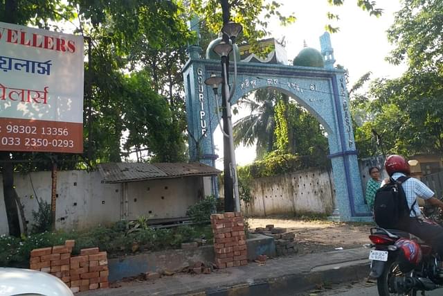 The entrance to the mosque from Jessore Road that runs along the boundary wall of the airport (Jaideep Mazumdar)&nbsp;