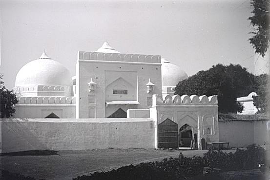A photograph of the Babri Masjid from the early 1900s. (British Library Board)