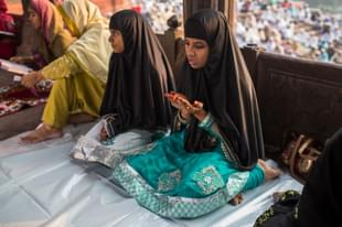 Muslim Women Praying (Daniel Berehulak)